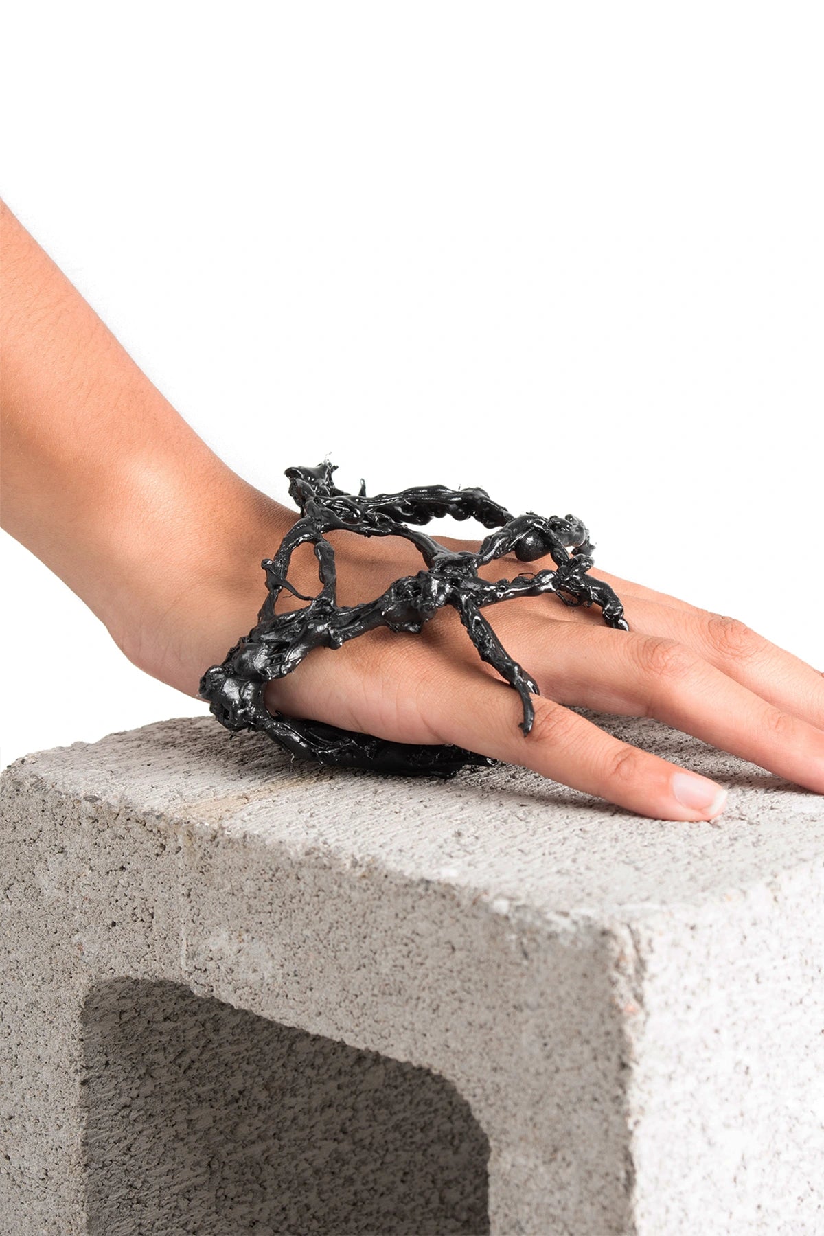 METAL LACE GLOVE