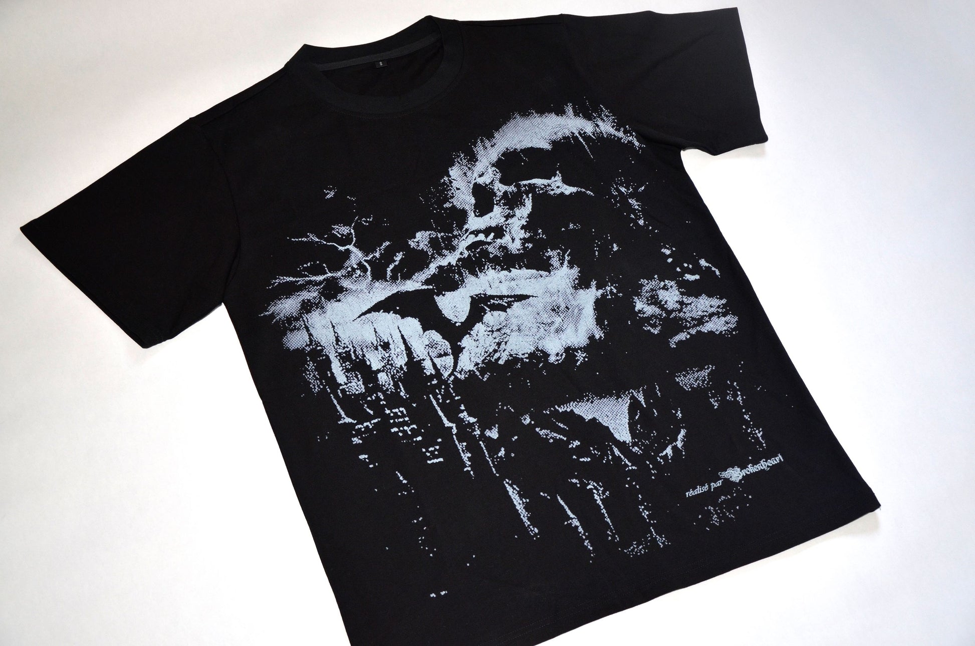Graphic Tee inspired from Emo, Punk and Metal aesthetics. Dark Graphic T-shirt 100% cotton and true to size. Size up for oversized fit. Premade ships within a week. 2 color no feel print. The Last Judgment is upon us… Le Jour Dernier est arrivé….
